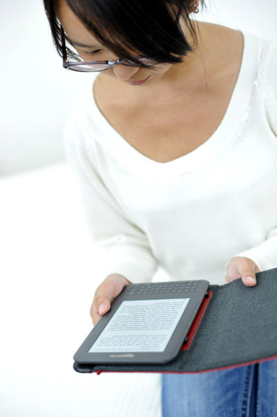 電子書籍を読んでいるイメージ